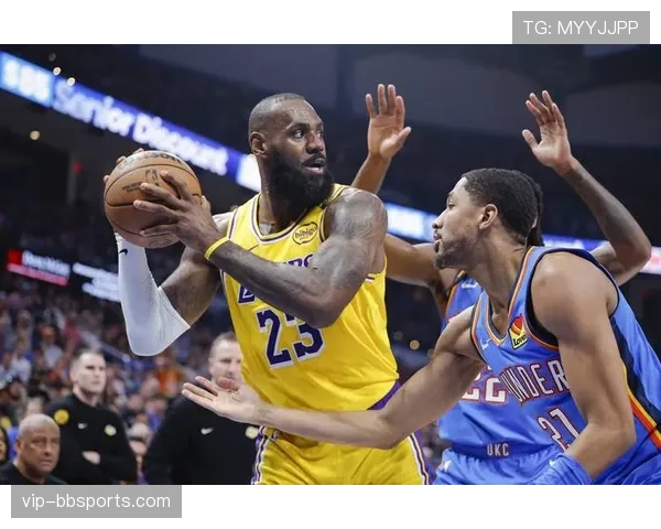 雷霆决胜时刻不盲目抢三分,稳打中距离加罚球掌控比赛节奏